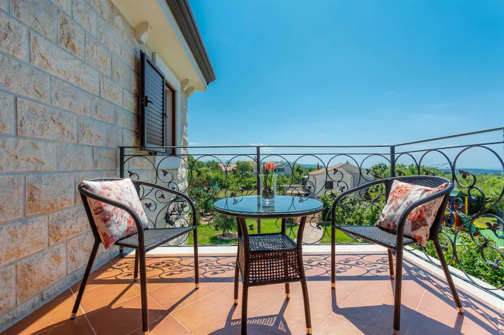3-Bedroom Villa with Indoor & Outdoor Pool in Kras