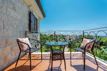 3-Bedroom Villa with Indoor & Outdoor Pool in Kras