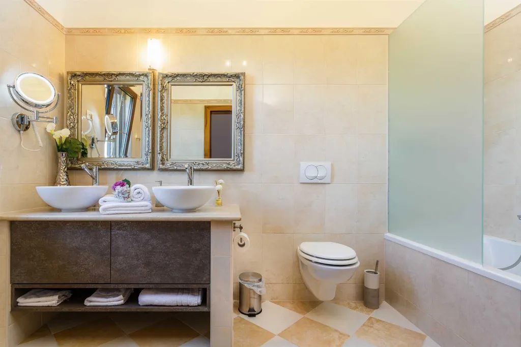 3-Bedroom Villa with Indoor & Outdoor Pool in Kras