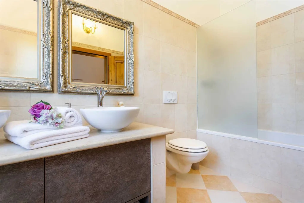 3-Bedroom Villa with Indoor & Outdoor Pool in Kras