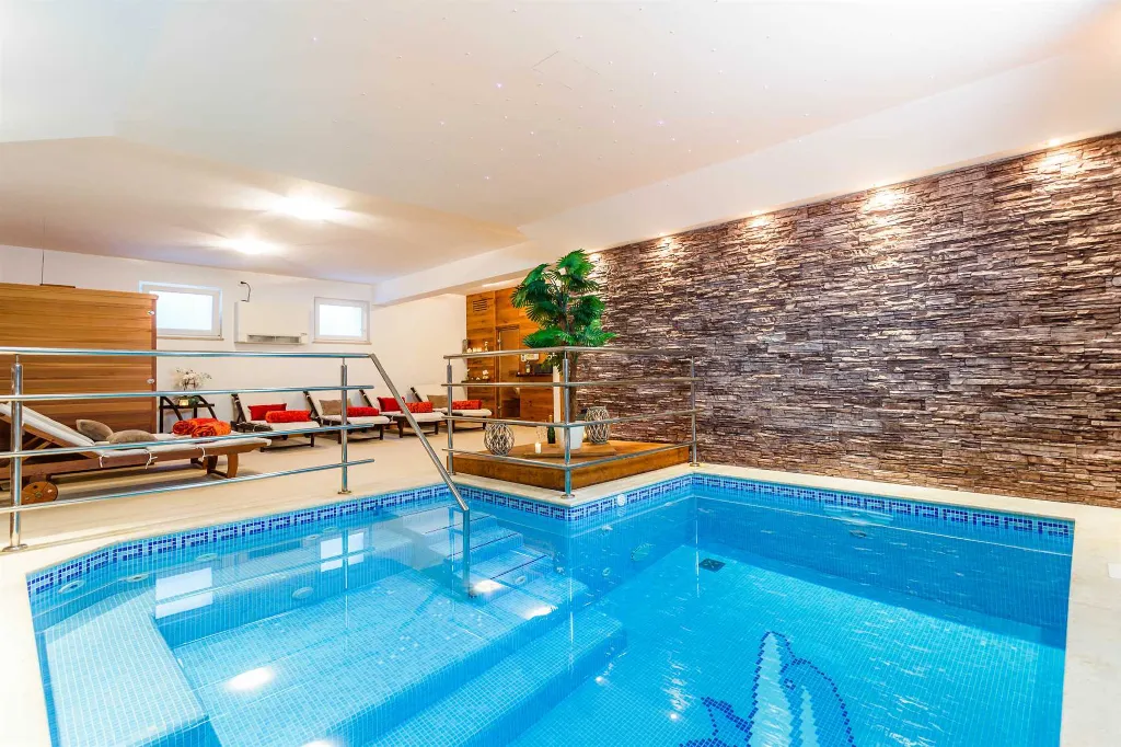 3-Bedroom Villa with Indoor & Outdoor Pool in Kras