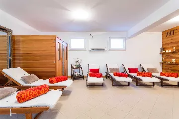 3-Bedroom Villa with Indoor & Outdoor Pool in Kras