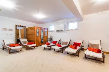 3-Bedroom Villa with Indoor & Outdoor Pool in Kras