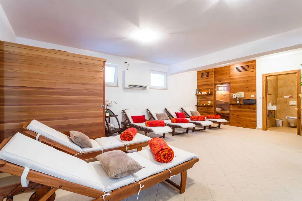 3-Bedroom Villa with Indoor & Outdoor Pool in Kras