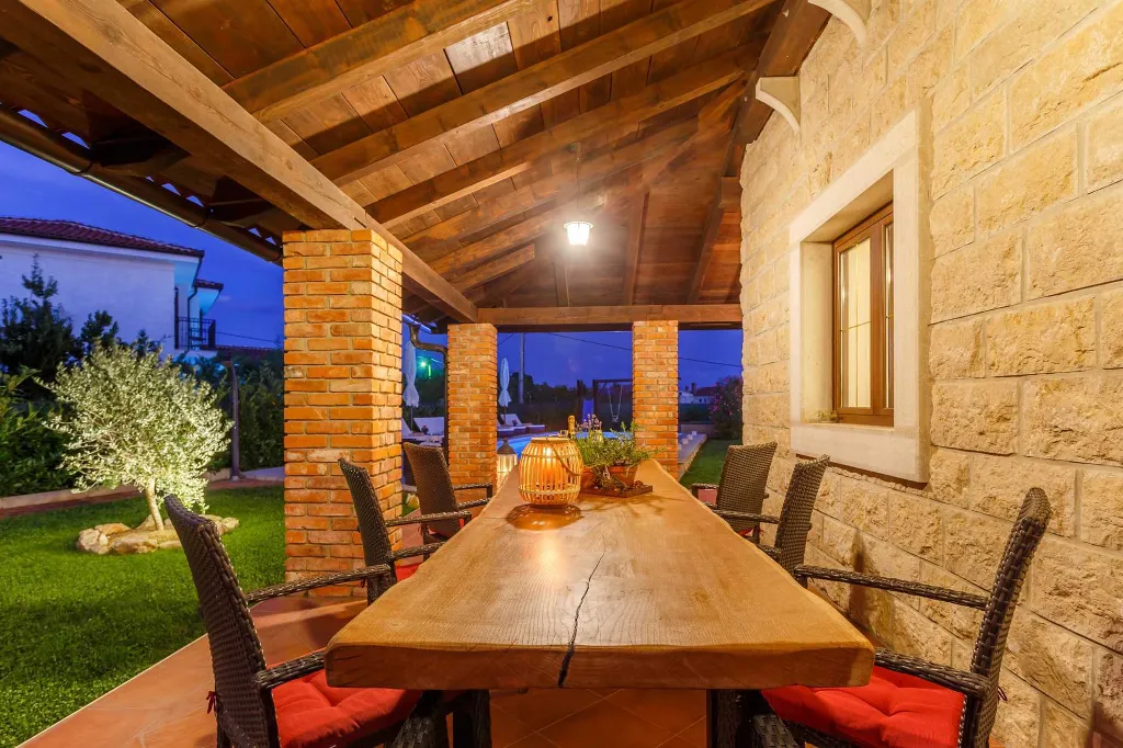 3-Bedroom Villa with Indoor & Outdoor Pool in Kras