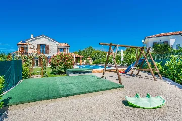 3-Bedroom Villa with Indoor & Outdoor Pool in Kras