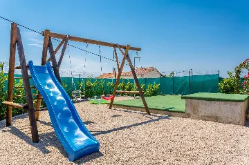 3-Bedroom Villa with Indoor & Outdoor Pool in Kras