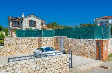 3-Bedroom Villa with Indoor & Outdoor Pool in Kras