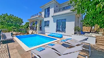 3-Bedroom Apartment with Private Pool in Čižići