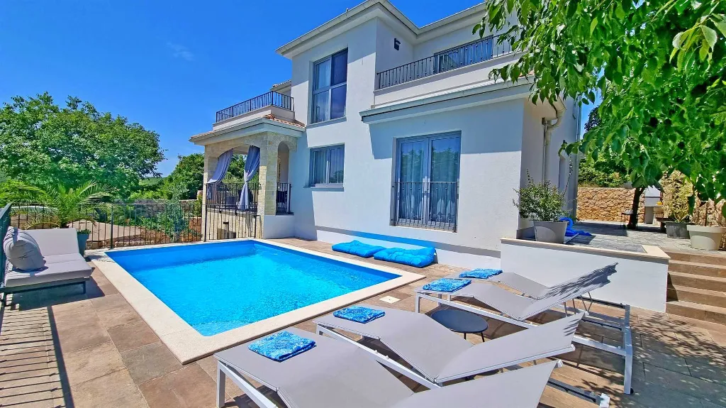 3-Bedroom Apartment with Private Pool in Čižići