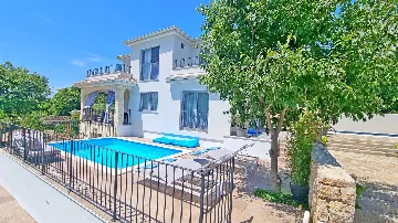 3-Bedroom Apartment with Private Pool in Čižići