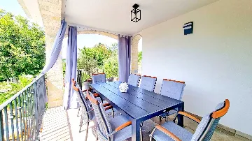 3-Bedroom Apartment with Private Pool in Čižići