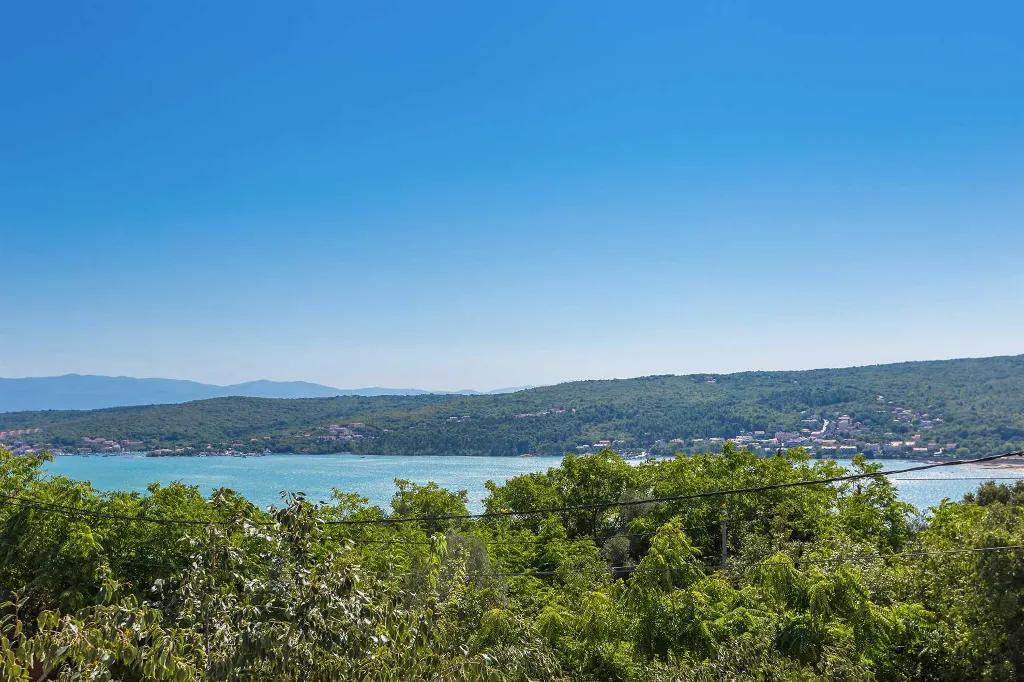 3-Bedroom Apartment with Private Pool in Čižići
