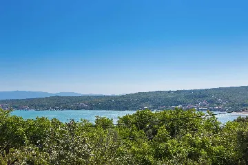 3-Bedroom Apartment with Private Pool in Čižići