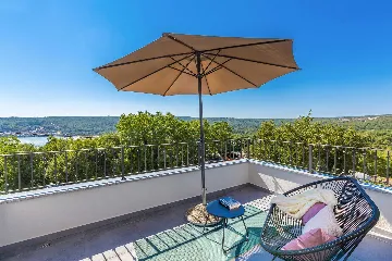 3-Bedroom Apartment with Private Pool in Čižići
