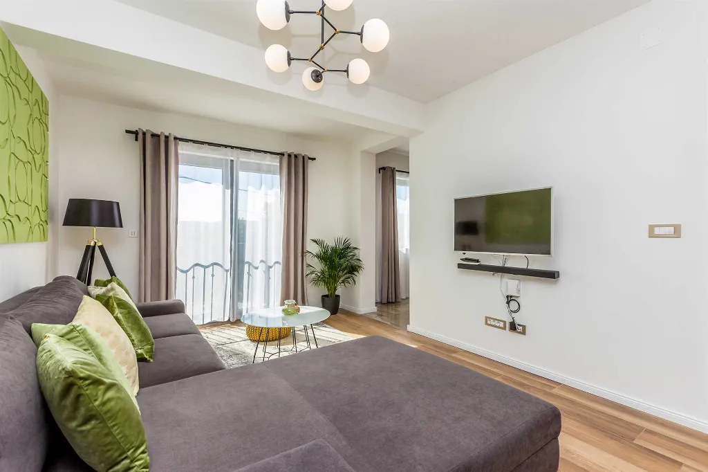 3-Bedroom Apartment with Private Pool in Čižići
