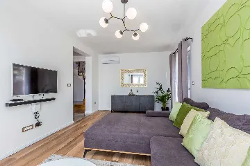 3-Bedroom Apartment with Private Pool in Čižići
