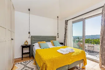 3-Bedroom Apartment with Private Pool in Čižići