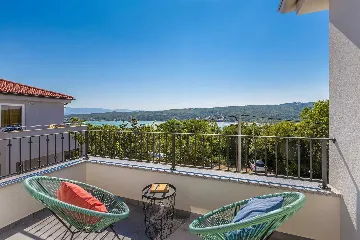 3-Bedroom Apartment with Private Pool in Čižići