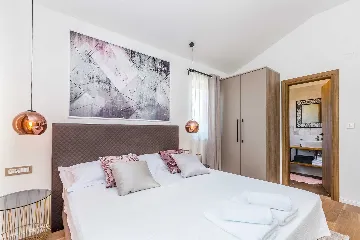 3-Bedroom Apartment with Private Pool in Čižići