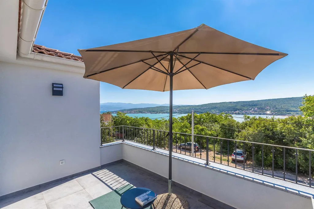 3-Bedroom Apartment with Private Pool in Čižići