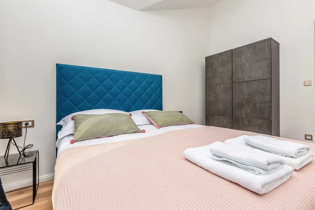 3-Bedroom Apartment with Private Pool in Čižići
