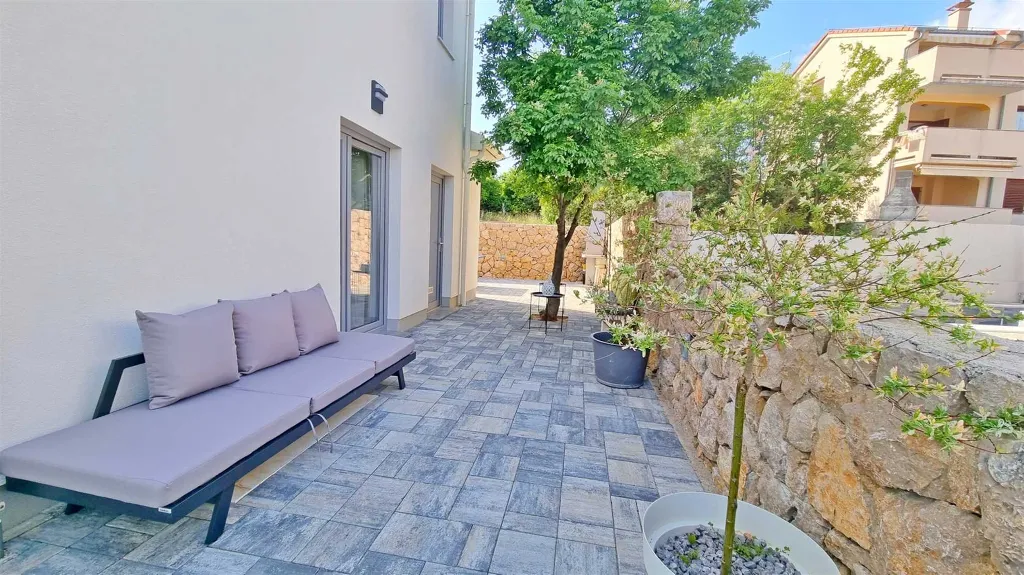3-Bedroom Apartment with Private Pool in Čižići