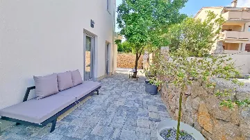 3-Bedroom Apartment with Private Pool in Čižići