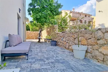 3-Bedroom Apartment with Private Pool in Čižići