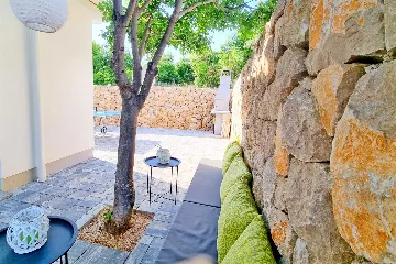 3-Bedroom Apartment with Private Pool in Čižići