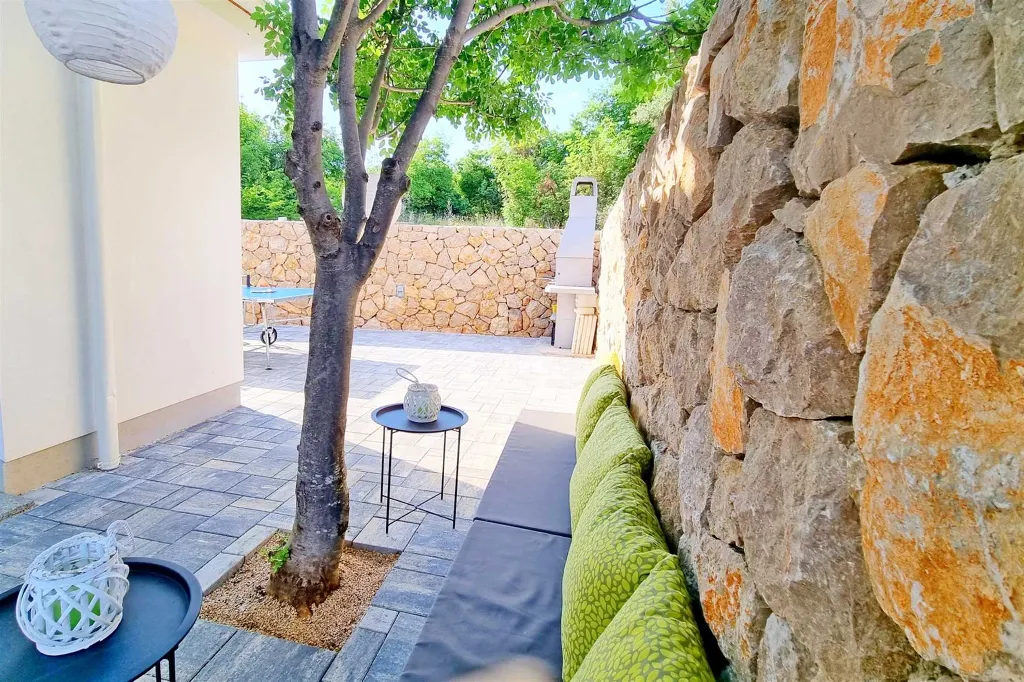 3-Bedroom Apartment with Private Pool in Čižići
