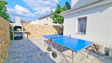 3-Bedroom Apartment with Private Pool in Čižići
