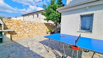 3-Bedroom Apartment with Private Pool in Čižići