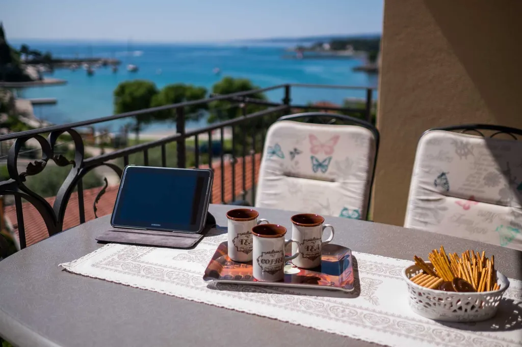 Air-conditioned 2-Bedroom Apartment in Krk (Sleeps 4)