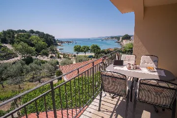 Air-conditioned 2-Bedroom Apartment in Krk (Sleeps 4)