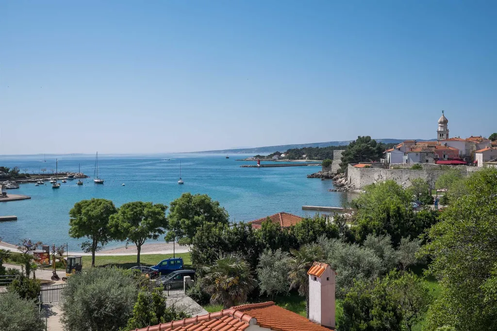 Air-conditioned 2-Bedroom Apartment in Krk (Sleeps 4)