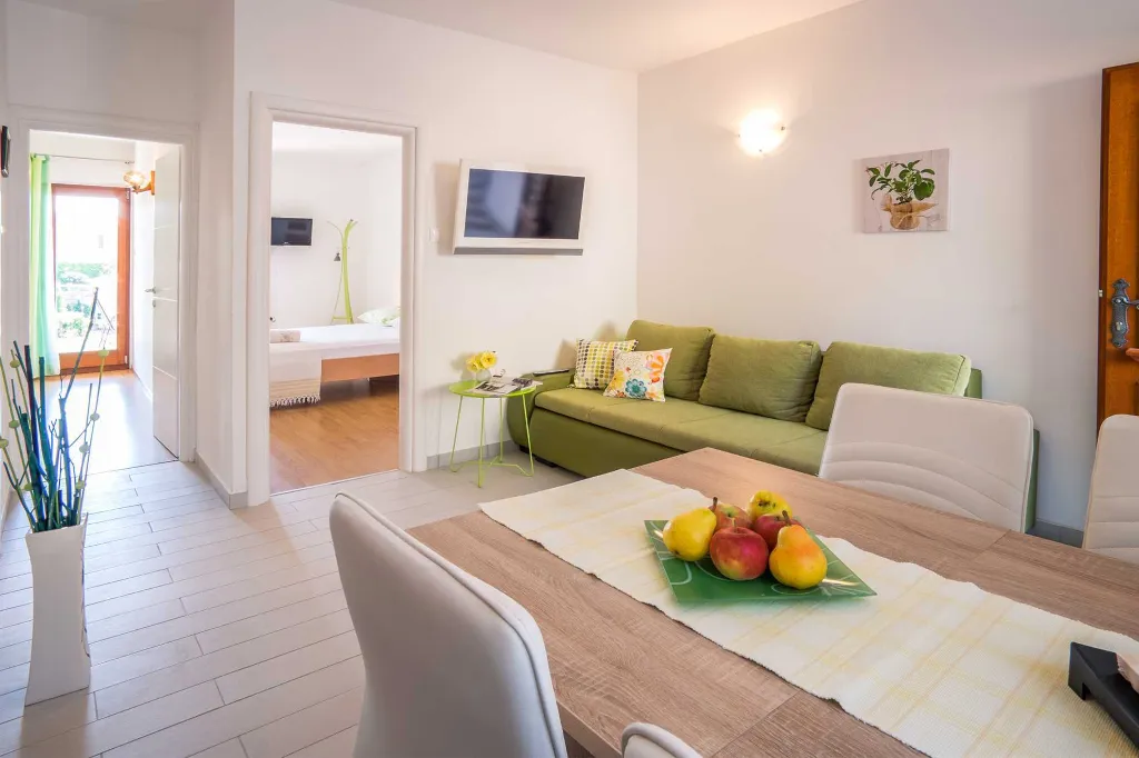 Air-conditioned 2-Bedroom Apartment in Krk (Sleeps 4)