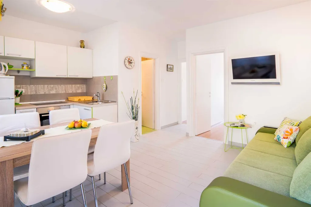 Air-conditioned 2-Bedroom Apartment in Krk (Sleeps 4)