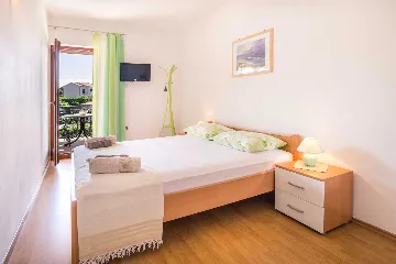 Air-conditioned 2-Bedroom Apartment in Krk (Sleeps 4)