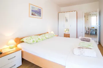 Air-conditioned 2-Bedroom Apartment in Krk (Sleeps 4)