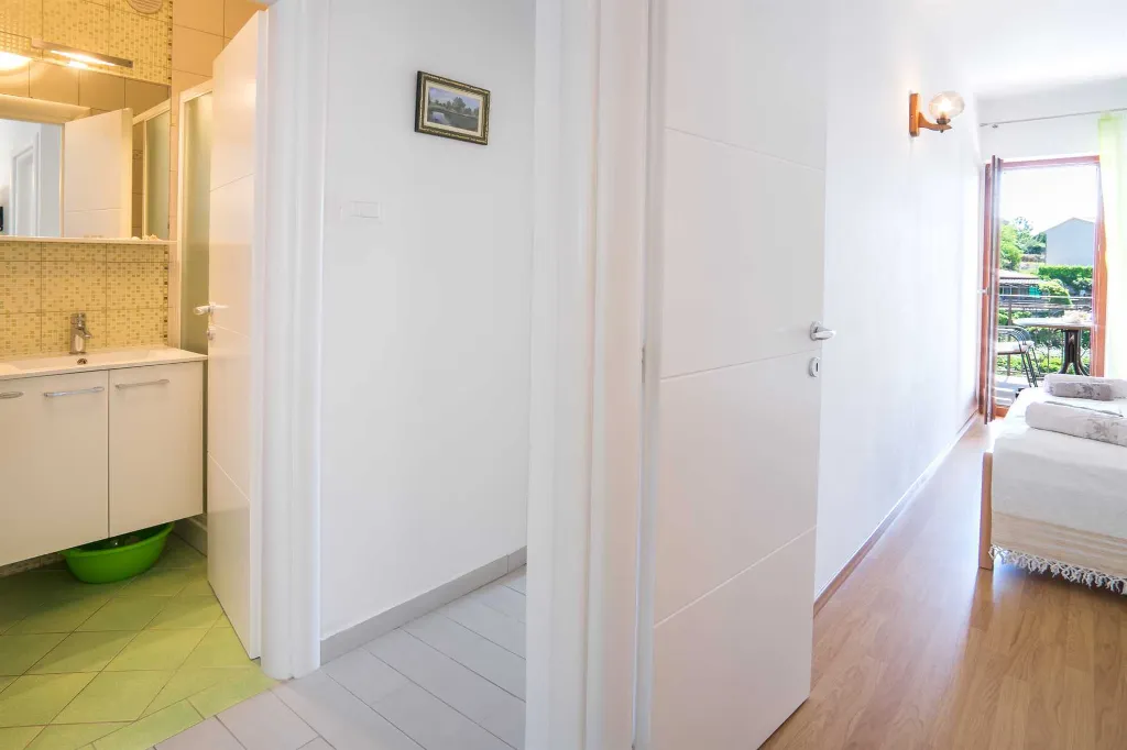 Air-conditioned 2-Bedroom Apartment in Krk (Sleeps 4)