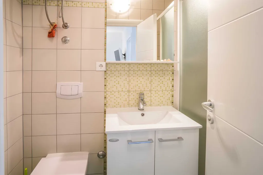 Air-conditioned 2-Bedroom Apartment in Krk (Sleeps 4)