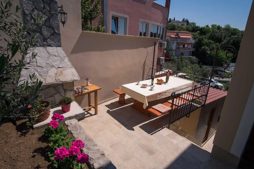 Air-conditioned 2-Bedroom Apartment in Krk (Sleeps 4)