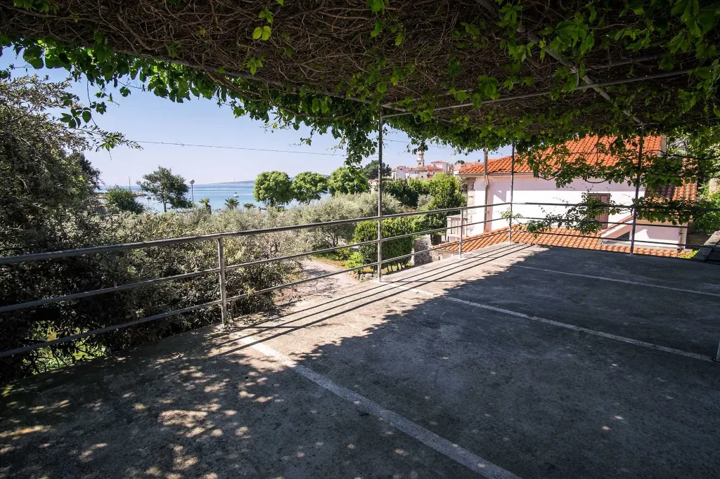 Air-conditioned 2-Bedroom Apartment in Krk (Sleeps 4)