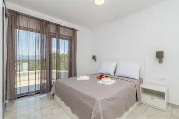 Apartment in Njivice for Up to 5 Guests