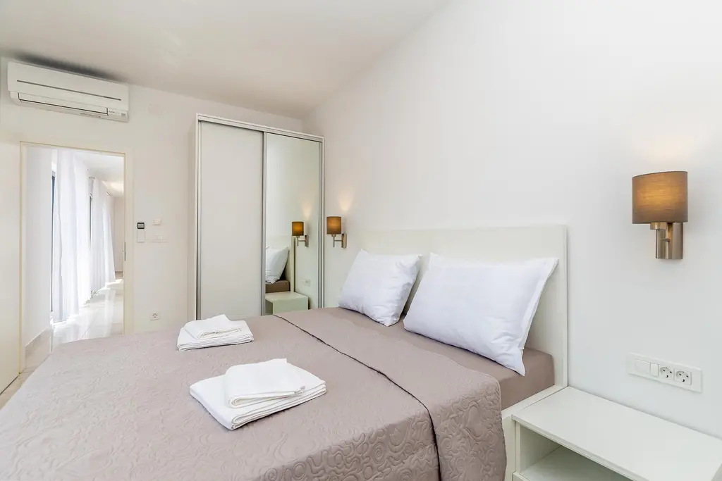 Apartment in Njivice for Up to 5 Guests