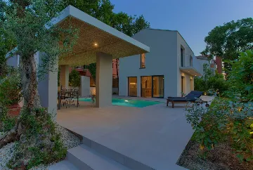 2-Bedroom House in Malinska with Heated Pool