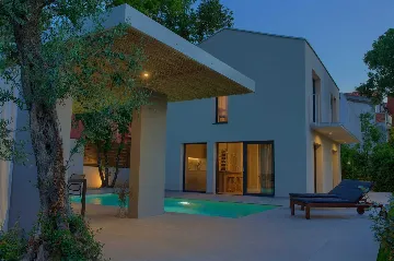 2-Bedroom House in Malinska with Heated Pool