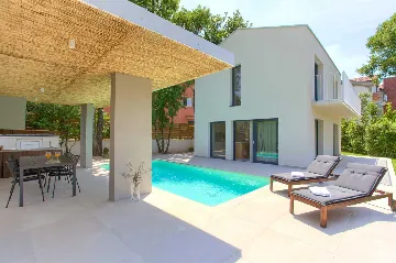 2-Bedroom House in Malinska with Heated Pool