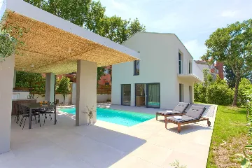 2-Bedroom House in Malinska with Heated Pool